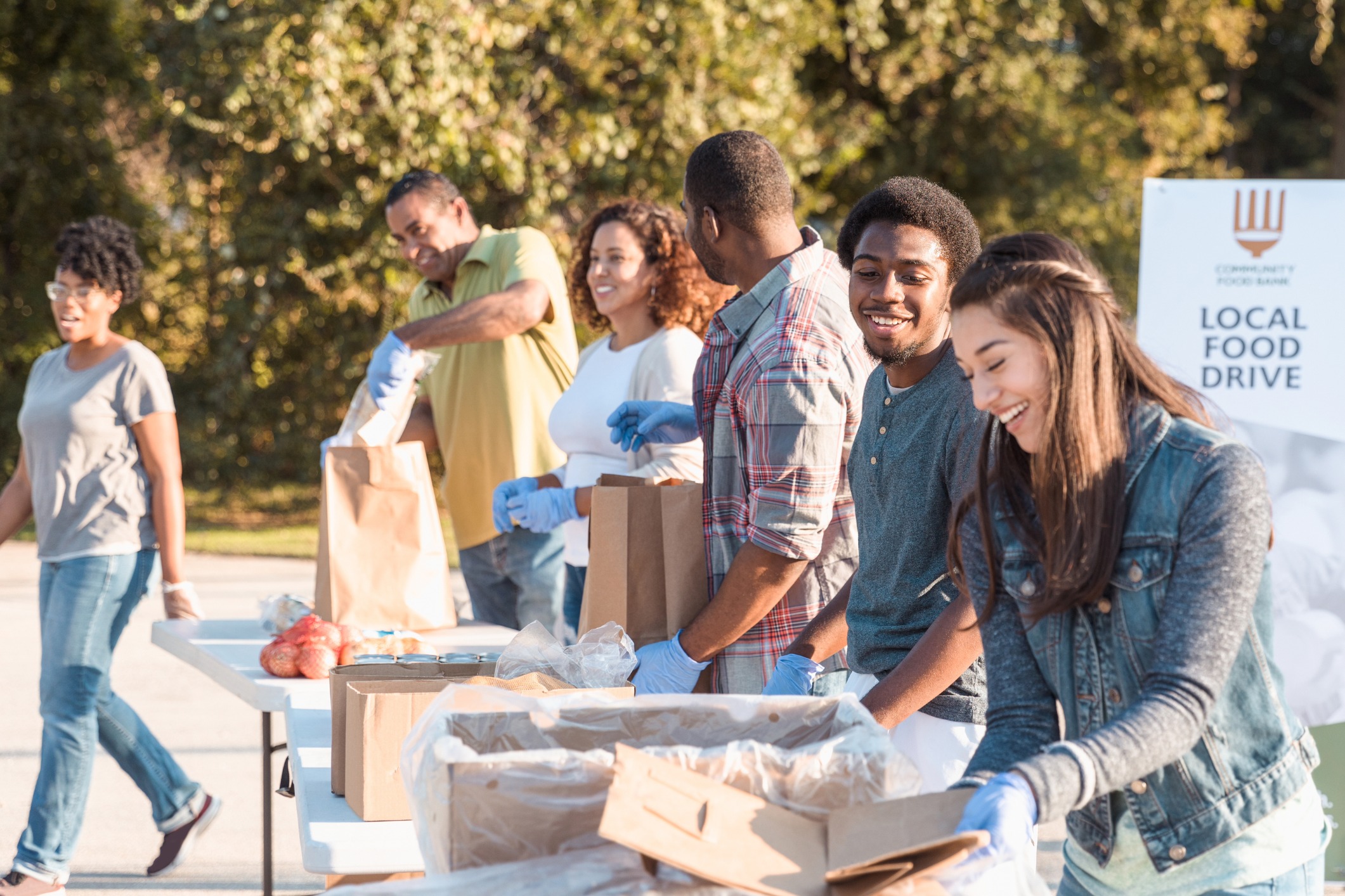 diverse-volunteers-enjoy-working-together-for-food-drive-picture-id1282871110